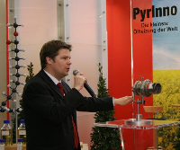 Dipl.-Ing. Alexander Mach vom Lehrstuhl für Strömungsmechanik der Univtät Erlangen erläuterte auf der Fachmesse ISH Aufbau und Funktion des schad-stoffarmen, vollmodulierbaren Kleinbrenners für flüssige Brennstoffe im Leistungsbereich von 1 kW bis 8 kW. Erste Feldtests mit der Mini-Ölheizung sind für das Jahr 2009 geplant. 