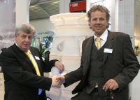Hans Leßmeier übergab auf der IFAT in München offiziell die Marketinglei-tung des Unternehmens Jung Pumpen an Dr.-Ing. Andreas Kämpf. Foto: Jung Pumpen