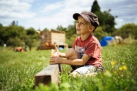 Die nächste Generation freut sich: Natürliche Baustoffe wie Holz schonen das Klima. <br />Bild: Bausparkasse Schwäbisch Hall<br /><br />