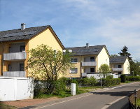 Die frisch renovierten Häuser strahlen mit der Sonne um die Wette.<br />30 Mehrfamilienhäuser in drei Straßenzügen in Homburg-Erbach hat<br />die Gemeinnützige Wohnungsbaugesellschaft Zweibrücken<br />(GeWoBau) energetisch saniert. Foto: Junkers