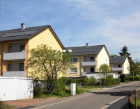 Die frisch renovierten Häuser strahlen mit der Sonne.......