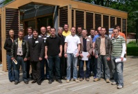 Eine Klasse für sich: engagierte Jungmeister zusammen mit dem Junkers-Kollegium vor dem Solar Decathlon Haus. <br />Foto: Junkers <br />
