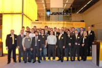 Die Schüler der ersten Meister-Klasse zusam-men mit dem Junkers-Kollegium.