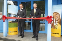Steffen Mues, Bürgermeister der Stadt Siegen (links), und Eric Lüscher, Leiter der Bosch Thermotechnik-Vertriebsregion Deutschland, Österreich, Schweiz, Luxemburg, Slowenien, eröffnen das neue Trainings- und Informationscenter von Junkers in Siegen. Bild: Junkers<br />
