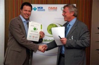 Pressesprecher Andreas Schlumberger (links) nimmt den Preis von Gernot Zielonka (Chefredakteur "Der Mobilitätsmanager") entgegen. Bild: KACO