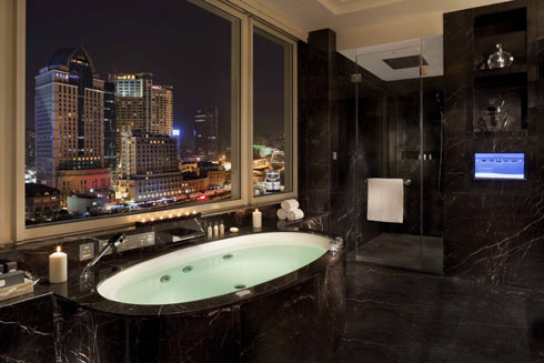 Auch das Bad der noblen „Majestic Suite“ wird von einer...
