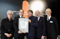 Preisverleihung des ArchitekturAwards 2016 vor dem prämierten Kaldewei Messestand auf der GET Nord. Von links nach rechts: Julia Bolles-Wilson (Bolles+Wilson), Arndt Papenfuß (Kaldewei), Martin Wiedenmann (Architekt des Standes und Associate Partner bei Schmidhuber), Bernd Aufderheide (Hamburg Messe und Congress GmbH), Volker Roscher (ArchitekturForum).<br />Bilder: Hamburg Messe und Congress / GET Nord