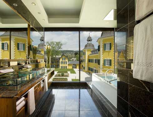 Im eleganten Badezimmer-Ambiente des Hotels „Schloss...
