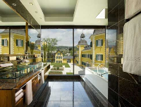 Im eleganten Badezimmer-Ambiente des Hotels „Schloss Velden“ laden die großzügigen Badewannen „Conoduo“ von Kaldewei zum relaxen ein