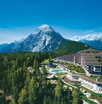 Inmitten des Seefelder Hochplateaus, umgeben von einer einzigartigen Ge-birgswelt, befindet sich das 5-Sterne-Luxushotel Interalpen Tyrol. Nicht nur aufgrund seiner einzigartigen Lage auf 1.300 Höhenmetern ist das außerge-wöhnliche Spa-Resort etwas Besonderes. Auch die architektonische Gestaltung, die Tradition und Geschichte mit modernem Zeitgeist vereint, trägt zur einzigartigen Atmosphäre bei. 