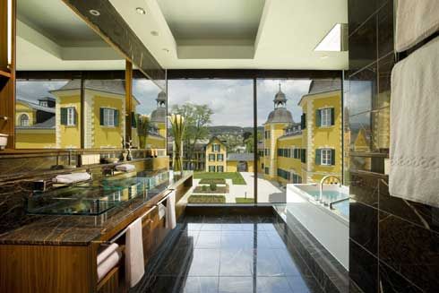 Im eleganten Badezimmer-Ambiente des Hotels „Schloss...