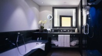 Bei der Ausstattung der exquisiten Bäder setzt das Interalpen-Hotel Tyrol bewusst auf Interieur, das keinen Komfort missen lässt und für höchste Qualität und Lang-lebigkeit steht: Mit Wannenmodellen des Premium-Badausstatters Kaldewei bietet es seinen Gästen Luxus der Extraklasse und profitiert dabei selbst von den hervor-ragenden Materialeigenschaften der Badewannen aus Stahl-Email. Bilder: Kaldewei/Interalpen-Hotel Tyrol