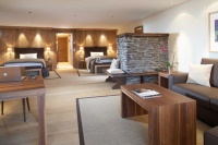 Modernes Bergflair: seit Anfang 2009 ist die gesamte sechste Etage des Interalpen-Hotel Tyrol im Lodge-Stil eingerichtet. Der neu kreierte Stil zeugt von schlichter, zeit-loser Eleganz. Edle Eichenböden, Möbel aus Fichtenholz und Nussbaum und der mit Naturstein ummantelte Kachelofen verschmelzen zu einer harmonischen Ein-heit. 