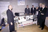 Interessiert verfolgten die Gäste die Demonstration der Frischluftklima-Technologie anhand eines Funktionsmodells. (v.r.n.l.) Bundesminister Michael Glos, MDB Dr. Hermann Kues, MdL Heinz Rolfes, Geschäftsführer Hendrik Kampmann, Vorsitzender des Aufsichtsrates Heinrich Kampmann und Prokurist Hermann Ensink. Foto: Kampmann Gmbh