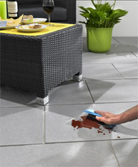 Einfach mit Wasser wegwischen. Auch Rotweinflecken.......