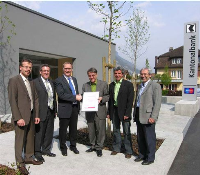 Der Urner Baudirektor, Regierungsrat Markus Züst überreicht Richard Gisler, Vizedirektor Urner Kantonalbank, das MINERGIE®-Zertifikat für den Neubau der Agentur Erstfeld.  Von links nach rechts: Fredi Russi, Vizedirektor Urner Kantonalbank, Kurt Gisler, Agenturleiter Erstfeld, Richard Gisler, Vizedirektor Urner Kantonalbank, Regierungsrat Markus Züst, Guido Scheiber und Gerhard Danioth, Amt für Energie, Altdorf.