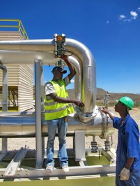 Zwei Arbeiter an einer Erdwärmepumpe in Olkaria, Kenia........