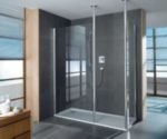 Großzügige Walk-in-Glasanlage auf einer XXL-Duschwann.......