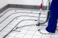 In den Badbereichen der neuen Hotelzimmer und Suiten wurde für den zusätzlichen Wohlfühl-Komfort die Flächenheizung xnet C12 Tackersystem verlegt. Foto: Bergknappenhof
