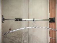 Mit der optional erhältlichen x-net Rohrführungshilfe lassen sich die Klettrohre über mehrere Räume hinweg, schnell und effizient verlegen. <br />Bild: Kermi GmbH