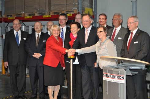 Der Knopfdruck zur Einweihung des neuen Logistikzentrums...