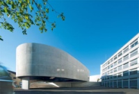 Die Schweizer Bädermarke LAUFEN inszeniert am Standort Laufen, Schweiz, ihren Auftritt in einem neuen Ausstellungs- und Besucherzentrum, dem LAUFEN Forum. Foto: Laufen