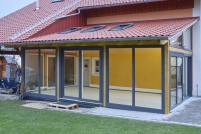 Blickfang Wintergarten: Der transparente Anbau bietet.......
