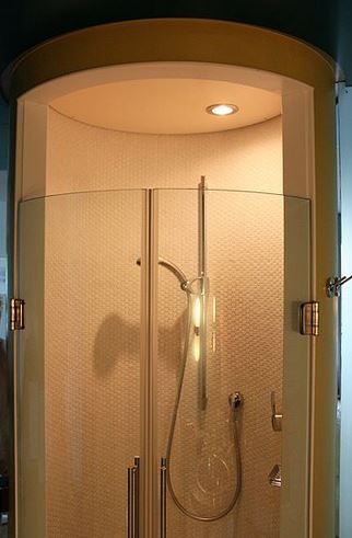 Moderne Runddusche. Bild: commons.wikimedia.org © Sozialutopist...