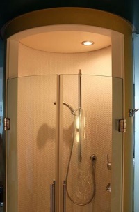 Moderne Runddusche. Bild: commons.wikimedia.org © Sozialutopist (CC BY-SA 3.0)