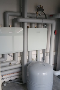 Die Hydrobox ist das hydraulische Bindeglied zwischen Wärmepumpe und Pufferspeicher. In diesem Fall wurde für jeden Wärmeerzeuger eine eigene Hydrobox installiert.