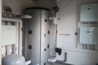 Die beiden Luft/Wasser-Wärmepumpen BLW NEO aus dem Hause BRÖTJE sind als Kaskade auf dem Dach des Hauses installiert worden. 