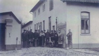 Das Brötje Team im Jahr 1930 am Werkstor.