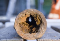 Heizrohrquerschnitt. Das Schadensbild zeigt eine Steinbildung an der Rohrinnenseite. Bild: Andy Nowack/Fotolia