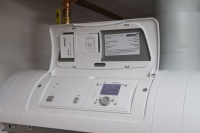 Geregelt wird die Kesseltemperatur witterungsabhängig gleitend. Zudem wird die Modulation des Brenners je nach angeforderter Last gesteuert. Mit der i-Variante ist die Anlage kommunikationsfähig geworden und kann in die Gebäudeleittechnik (GLT) eingebunden werden.