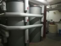 Wärmespeicherung auf kleinsten Raum: Vier Pufferspeicher bevorraten insgesamt 8.000 Liter Heizungswasser.