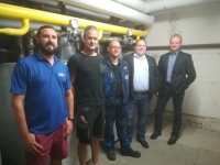 Alle Beteiligten sind mit dem Ergebnis zufrieden (v.l.n.r.): Badleiter Dennis Justus, Betriebstechniker Thorsten Stimpel, Heizungsbaumeister Christof Mestermann (Beilmann), Christoph Koch (Kombiplan), Axel Rarbach (Key-Account-Manager bei der NFG-Gruppe).<br />Bilder: August Brötje