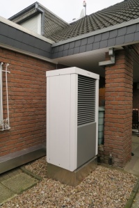 Die Wärmepumpe <i>BLW 8 NEO</i> erhielt ihren Aufstellort direkt neben der Terrasse. Sie arbeitet so leise, dass keine Betriebsgeräusche stören.