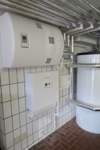 Ein Blick in den Heizraum mit der Frischwasserstation und einem der beiden Pufferspeicher.