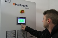 Mit der Gebäudeleittechnik hat Sven Krause vom Haustechnik-Team wohninvest WESERSTADION alles im Blick. Besonders gelobt wird die Temperaturgenauigkeit, die das Heizsystem hält.