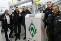 Zufriedene Gesichter (v. l. n. r.): Peter Schröder (Brötje Vertriebsleiter Nord), Sven Krause (Haustechnik wohninvest WESERSTADION), Lars Steinecke (Technischer Außendienst BRÖTJE), Tim Engelke (stellv. Head Greenkeeper) und Heizungsbaumeister Torben Kucharski.