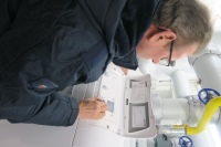 Geregelt werden die SGB-Geräte über die integrierten ISR-Systemregelung mit Anbindung an die Gebäudeleittechnik. Lars Steinecke, technischer Außendienst BRÖTJE, checkt die letzten Einstellungen.