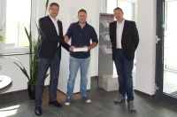 Glück gehabt beim Brötje Messebesuch auf der ISH 2017: Thomas Schönwälder (Regionalverkaufsleiter Mitte, links) überreicht das iPad Air 2 an Philipp Gerhardt von der Schultheis GmbH (Mitte). Rechts im Bild: Thorsten Nebe (Technischer Außendienst).<br />Bild: August Brötje