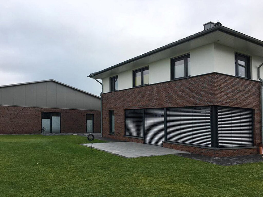 Auch im Wohnhaus (rechts) sorgt eine Flächenheizung...