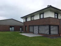 Auch im Wohnhaus (rechts) sorgt eine Flächenheizung für den nötigen Komfort. Allerdings kommt hier eine Fußbodenheizung zum Tragen.