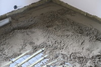 Verschwindet alles unter Estrich: das Flächenheizungssystem tempusROCK.<br />Bilder: herotec