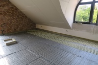 Zügige Montage inklusive: Durch den Systemaufbau mit einer stabilen und gegen Estrichwasser ausreichend dichten Deckschicht entfällt das Einbringen einer zusätzlichen Folie.