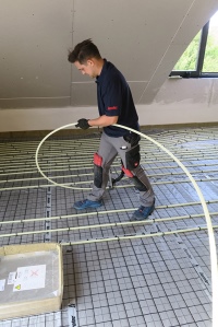 Hält: Mit dem Tackersystem lassen sich die sauerstoffdiffusionsdichten Pex-Rohre schnell und sicher fixieren.