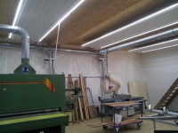 Anwendungsbeispiel Schreinerei: Deckenstrahlplatten mit LED-Beleuchtung bieten optimale Arbeitsbedingungen.<br />Bild: RMBH<br />