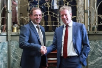 Neuer Marcogaz-Präsident Prof. Dr. Gerald Linke und sein Vorgänger Erwin Mollink (Gasunie).<br />Bild: DVGW