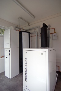 Im Innern befinden sich das Mini-BHKW eLina, der Calenta Gasbrennwertkessel und ein Systemspeicher.<br />Bild: Remeha